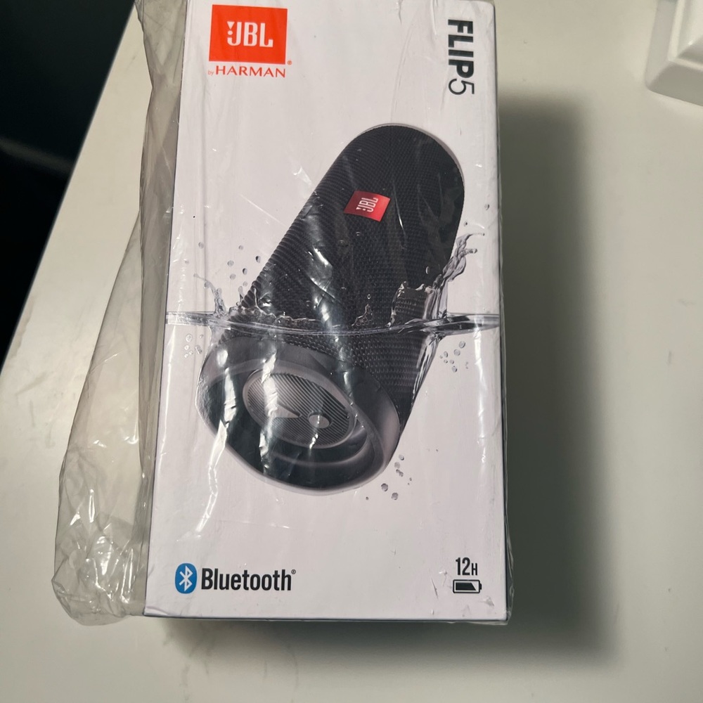 Jbl flip 5 speaker and carrying case